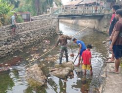 Jum’at Bersih, Anggota Koramil-03/Tepa Bersama Warga Binaan Gelar Karbak Pembersihan Sungai