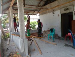 Bina Solidaritas, Babinsa Bantu Warga Pemasangan Plafon Rumah