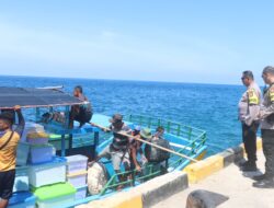 Polres MBD Kawal Distribusi Logistik Pemilu Ke-14 Kecamatan Tumpangi KRI Teluk Wondama 527