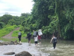 Demi Suksesnya Pemilu 2024, Personel Pelres MBD Bersama PPK Dan Bawascam Kawal Logistik Lewati Sungai
