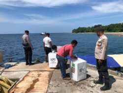 Anggota Polres MBD, Amankan dan Kawal Pergeseran Kotak Suara Pemilu 2024 Menuju Kantor PPK