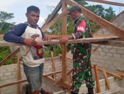 Ringankan Beban Masyarakat, Babinsa Bantu Pasang Atap Rumah Warga Binaan