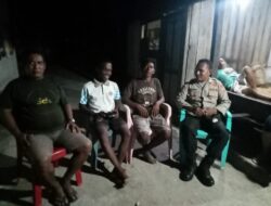 Kapospol Bersama Warga Evakuasi Korban Hanyut Bersama Motor Laut di Perairan Pulau Wetang