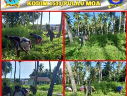 Peduli Lingkungan Bersih, Babinsa Bersama Warga Bersikan Jalan Masuk Desa