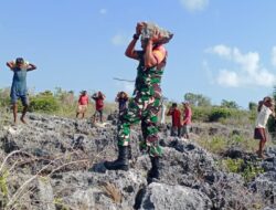 Babinsa Bantu Warga Angkut Matrial Batu