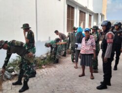 Sinergitas TNI-Polri Bersama Masyarakat Gelar Jumsih Di Pasar Tiakur