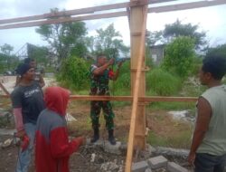 Ringankan Beban, Babinsa Bantu Warga Bangun Rumah di Desa Binaan