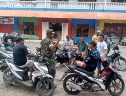 Babinsa Giat Komsos Bersama Tukang Ojek Di Pasar Yotowawa