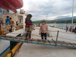 KPPP Polsek Wetar Berikan Pengamanan dan Pelayanan Bagi Aktifitas Penumpang di Pelabuhan Laut Ilwaki