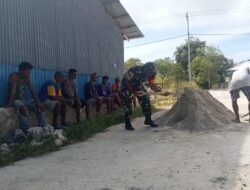 Babinsa Bantu Warga Buat Pondasi Rumah