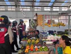Satuan Samapta Sosialisasi Kamtibmas Kepada Warga di Kompleks Pasar Rakyat Tiakur