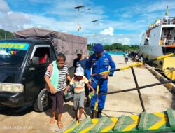 Sat Polairud Polres MBD Secara Intensif Melayani Aktifitas Warga di Dermaga Laut Kaiwatu