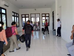 Polres MBD Pantau Aktifitas Penumpang di Bandara Guna Antisipasi Gangguan Kamtibmas