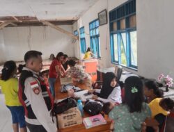 Bhabinkamtibmas Dampingi Tim Nusantara Sehat Puskesmas Mahaleta Periksa Kesehatan Warga