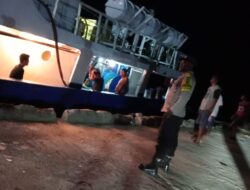 Polsek Tepa Amankan Pelabuhan Laut Tepa, Layani dan Pantau Aktifitas Penumpang di Dermaga