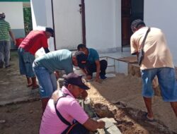 Bhabinkamtibmas Polsek Serwaru Kerja Bhakti Bersama Warga Ciptakan Lingkungan Bersih