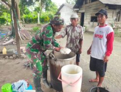 Begitu Akrab, Anggota Satgas TMMD Bantu Warga Masak di Dapur