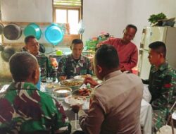 Anggota Satgas TMMD Ke-120 Bersatu Dengan Warga Masyarkat, Dalam Suasana Makan Siang Bersama