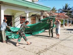 Satgas TMMD ke-120 Kodim 1506/Namlea, Bantu Pasang Tenda Warga Yang Melaksanakan Doa Bersama