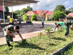 Anggota Koramil 1511-01/Tiakur, Giat Jumat Bersih Di Halaman Gereja Eliora