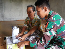 Anggota Satgas TMMD Ke-120, Berikan Motivasi Untuk Belajar menjahit Bagi Warga