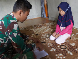 Waktu Luang, Satgas TMMD Ke-120 Ajari Anak-anak Menulis dan Membaca