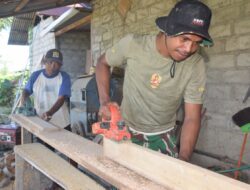 Jaga Kualitas dan Kerapian, Satgas TMMD Ke-120 Kodim 1506/Namlea Serut Kayu untuk Pengecoran Pembangunan Drainase