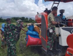 Disela Waktu Istirahat Anggota Satgas TMMD Ke-120, Giat Komsos Dengan Petani