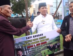 Jelang Idul Adha 1445 H, Sadali Serahkan Bantuan Sapi Qurban