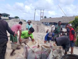Babinsa Bantu Warga, Giat Pengecoran Gedung Gereja Baru Jemaat Kokwari