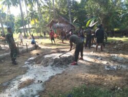 Giat Jumat Bersih Koramil-06/Wetar, Ajar Warga Cor Pondasi Sumur