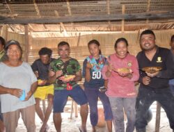Kebersamaan Makan Siang Satgas TMMD Ke-121 Kodim 1511/Pulau Moa Dengan Warga