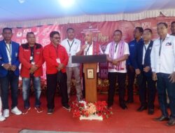 Ratusan Massa Hentar Benyamin Ari Daftar Di KPU MBD