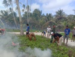 Program Jumat Bersih, Babinsa Dan Warga Pembersihan Pesisir Pantai