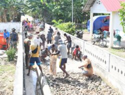 Warga Antusias Bantu Satgas TMMD Lanjutkan Pengecoran Jalan Rabat