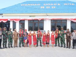 Dandim P. Moa, Sambut Kedatangan Tim Wasev TMMD di Bandara Yos Orno Imsula