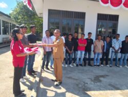 Sambut HUT RI Ke-79, Forkopimcam Kisar Selatan Bagi Bendera Merah Putih Kepada Warga
