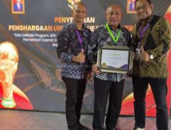 Bupati Noach Terima Penghargaan UHC, Program JKN-KIS