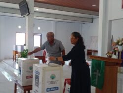 Benyamin Noach Dan Istri Salurkan Hak Pilih Calon Majelis Di Gereja Theofani