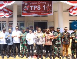 Sukseskan Pilkada Serentak Sadali Dan Istri Gunakan Hak Suara Di TPS 42 Batu Merah