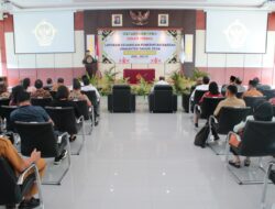 Sekda Sadali Serahkan LKPD Ke BPK RI Maluku