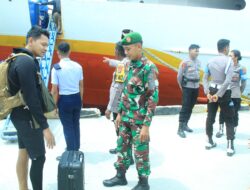 TNI-Polri Bantu Dishub MBD Amankan Arus Mudik di Pelabuhan Moa