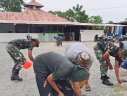 TNI-Polri dan Warga Bersihkan Halaman Masjid Untuk Sholat Idul Fitri 1446 H