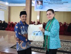 Kunjungi SLB Karya Kasih, Ketua PKK Maluku berbagi paket makanan