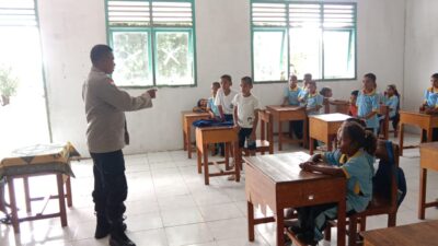 Polsek Mdona Hyera Gencar Sosialisasikan Bullying di SDN Romdara