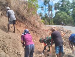 Babinsa Koramil 1511-06/Wetar bersama Warga Jemaat Desa Ustutun Giat Karbak