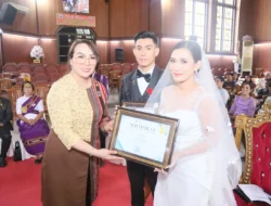 Ketua TP-PKK Ambon Serahkan Sertifikat Elsimil kepada Calon Pengantin