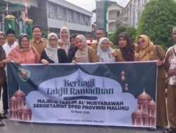 Ramadan Penuh Berkah, Sekretariat DPRD Maluku Berbagi Takjil untuk Masyarakat Ambon