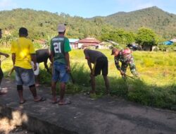 Bersama Warga, Babinsa Gelar Karbak Bersihkan Lapangan Dan Jalan Setapak 