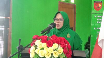 Ketua Persit Kartika Chandra Kirana Ranting 2 Koramil 1511-01/Tiakur, Kumalasari Sukamto, saat membuka pelatihan pembuatan kue dan roti bagi ibu rumah tangga dan pelaku usaha kecil, di Desa Moain, Kabupaten Maluku Barat Daya yang merupakan bagian dari program nonfisik TNI Manunggal Membangun Desa (TMMD) ke-128 Kodim 1511/Pulau Moa.